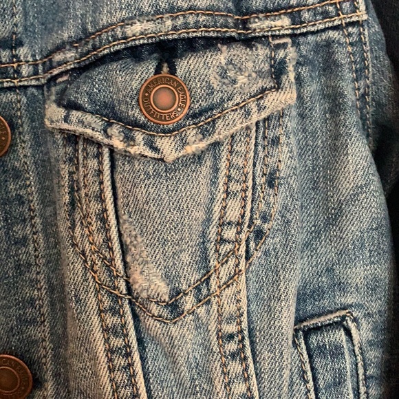 American Eagle Cropped Jean Jacket - Picture 4 of 6